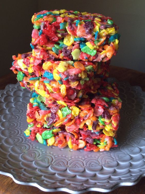 some kind of candy bar sitting on top of a white plate with lots of gummy bears