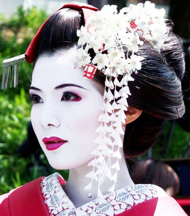 They Value Natural Beauty Geisha Hair, Art Geisha, Memoirs Of A Geisha, Geisha Art, Flowers In Her Hair, Tattoo Henna, Japan Art, Hair Ornaments, Japanese Kimono