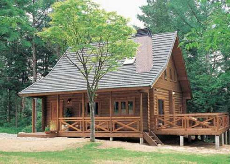 a log cabin sits in the middle of a wooded area