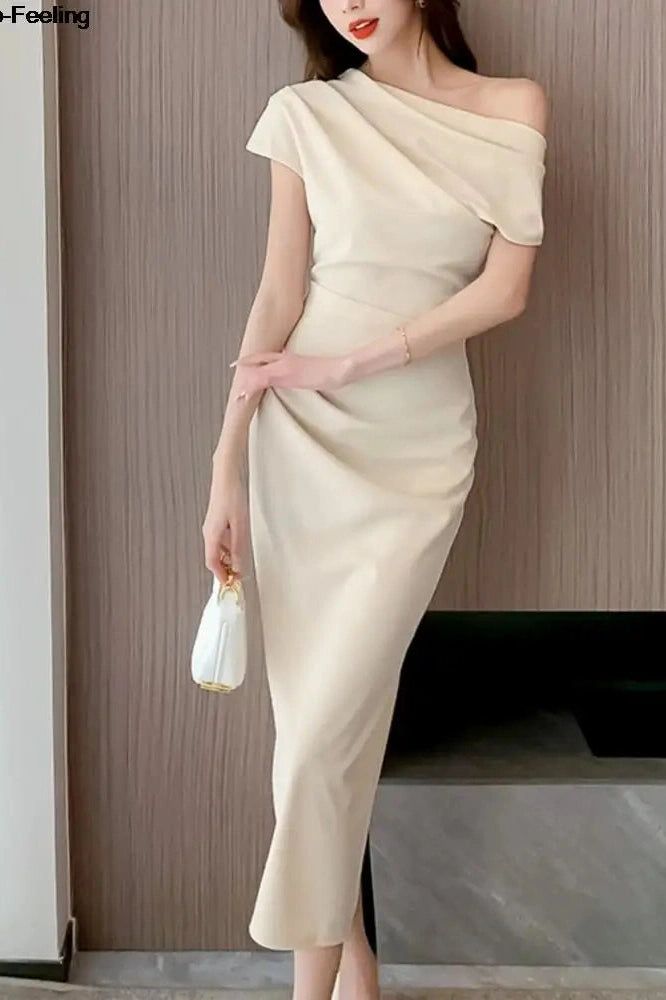 This elegant off-shoulder maxi dress features a slim fit, perfect for a stylish Korean graduation look. The sophisticated design ensures a timeless appeal. Details: Elasticity: Slight Stritch Fabric Type: JERSEY Silhouette: Sheath Neckline: slash neck Material: POLYESTER Size (IN) Bust Waist Hip Length S 32.28 24.41 33.86 47.24 M 33.86 25.98 35.43 47.64 L 35.43 27.56 37.01 48.03 XL 37.01 29.13 38.58 48.43 Graduation Look, Red Midi Dress, Evening Party Dress, Costume Outfits, Solid Dress, Black Midi Dress, Hip Length, Elegant Dresses, Off Shoulder Dress