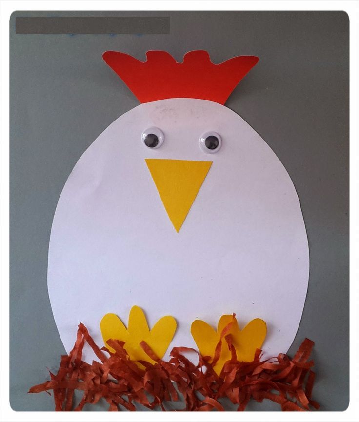 a paper plate with a chicken on it's face and flowers in the middle