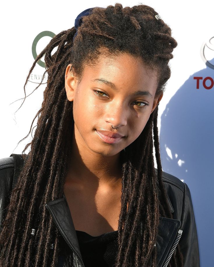 Writing character inspiration. Willow Smith. Dreadlocks Willow Smith Side Profile, Straight Dreadlocks, Dreadlock Women, Woman Dreadlocks, Woman With Dreadlocks, Crochet Straight Hair, Crochet Faux Locs, Willow Smith, Jada Pinkett Smith