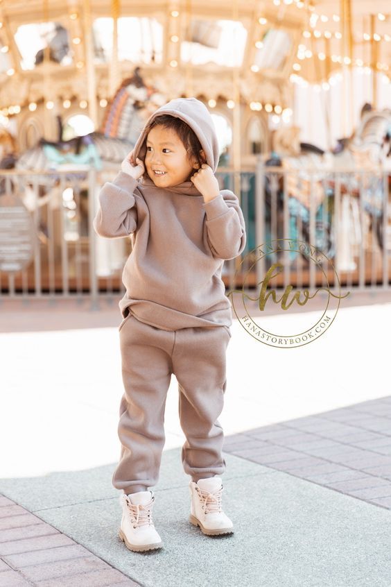 So cute ! I love it ! Winter Outfits Hoodie, Layering Sweaters, Airport Outfit Winter, Winter Night Outfit, Kids Tracksuits, Baby Winter Clothes, Outfits Hoodie, Boys Winter Clothes, Shy Kids