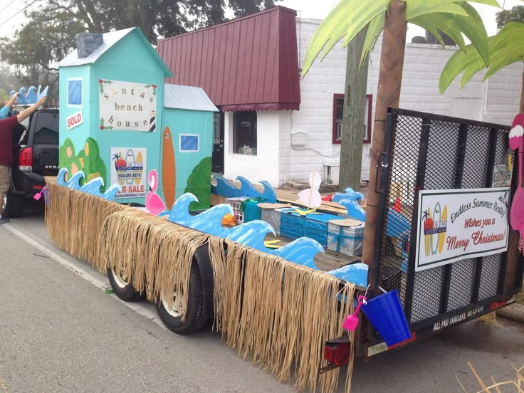 a parade float is decorated with grass and palm leaves for children's birthdays