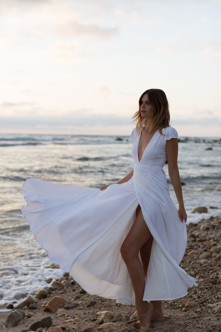 Melissa_Findley-Tuula_MEXICO-6 Flowy Dress Beach, Flowy Beach Dress, Short Wedding Dress Beach, White Flowy Dress, Breezy Outfit, Beach White Dress, Silver Cocktail Dress, Photographie Portrait Inspiration, Daily Outfit Inspiration