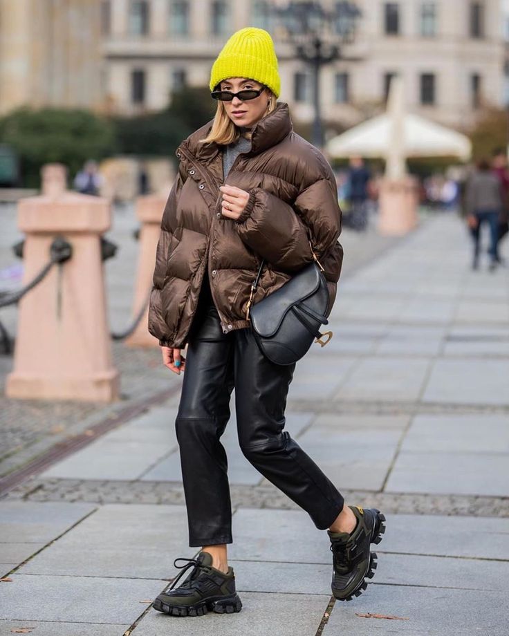 Padded Jacket Outfit, Puffer Jacket Street Style, Winter Outfits Puffer Jacket, Spring Jacket Outfit, Puffer Jacket Outfits, Best Puffer Jacket, Lederhosen Outfit, Puffer Outfit, Puffer Vest Outfit