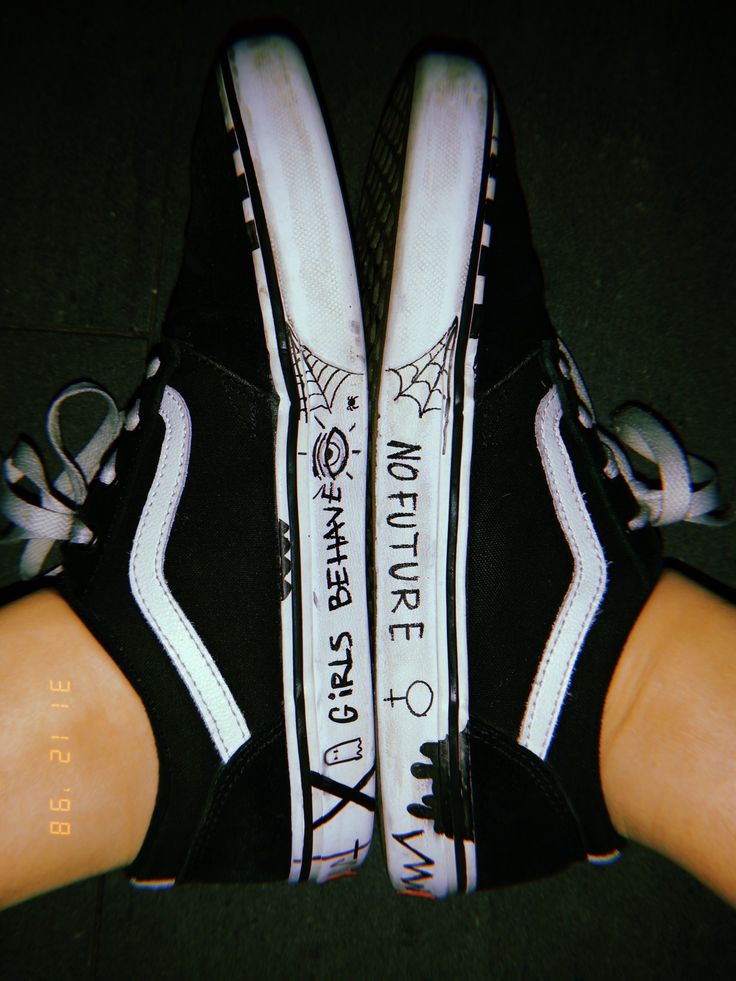 grunge written vans aesthetic Estilo Vans, Sharpie Shoes, Aesthetic Converse, Vans Slides, Vans Aesthetic, Grunge Shoes, Foto Top, Aesthetic Grunge Outfit, Tumblr Aesthetic