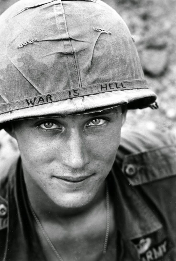 The Story Behind the Iconic Photo of a Soldier Wearing a Hand-Lettered “War is Hell” Slogan on His Helmet during the Vietnam War in 1965 - Rare Historical Photos Poster Wall Ideas, Jayy Von, Air Jordan 1 Outfit Women, Artwork Collage, Weird Photography, Powerful Pictures, Service Excellence, Unknown Soldier, Rare Historical Photos