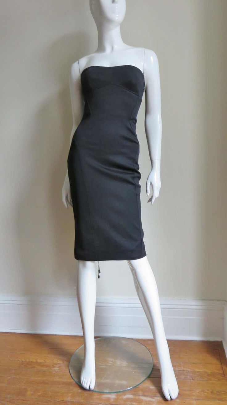 For Sale on 1stDibs - A fabulous black silk jersey strapless dress from Gianni Versace Couture. It is fitted with flattering seaming and the center back has functional on the Formal Fitted Corset Dress With Boning, Luxury Fitted Strapless Evening Dress, Elegant Dress With Sweetheart Neckline For Black-tie Events, Elegant Strapless Dress With Boning, Luxury Formal Corset Dress With Fitted Bodice, Elegant Strapless Dress With Boning And Fitted Bodice, Black Fitted Strapless Dress With Boned Bodice, Elegant Strapless Dress With Boning For Cocktail, Elegant Strapless Cocktail Dress With Boning