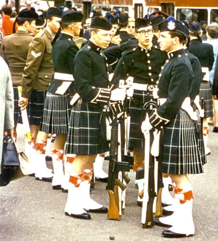 Queen's Own Cameron Highlanders. 1970s Scottish Soldier, Europe Castles, Scottish Army, Gordon Highlanders, Scotland Culture, Mackenzie Tartan, Scottish Dress, Vintage Scotland, British Army Uniform