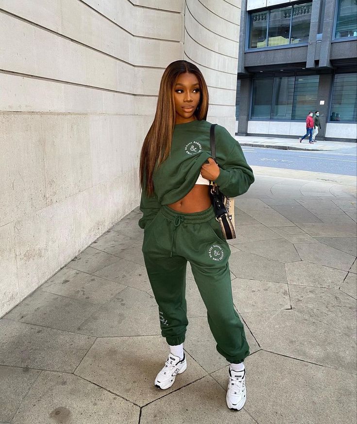 Sweat Suits Outfits, Airport Fit, Cute Sweatpants Outfit, Cute Sweatpants, Tracksuit Outfit, Sweatpants Outfit, Diy Event, Tomboy Style Outfits, Chill Outfits