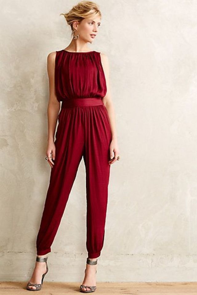 enterizos elegantes para fiestas 2012 - Buscar con Google Wedding Guest Outfit Winter, Burgundy Jumpsuit, Christmas Party Outfit, Amal Clooney, Christmas Party Outfits, Elegante Casual, Red Jumpsuit, Holiday Party Outfit, Outfit Trends