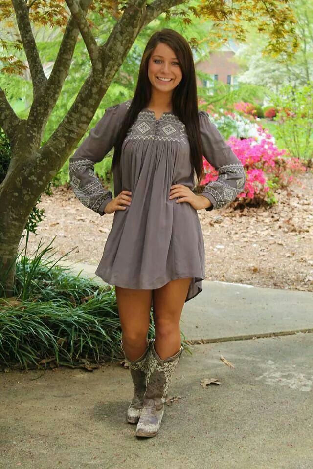 :) Dresses With Cowboy Boots, Dress Western, Wilde Westen, Country Style Outfits, Country Girls Outfits, Rodeo Outfits, Estilo Country, Country Girl Style, Country Dresses