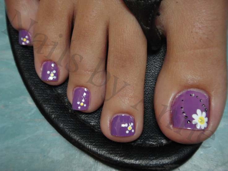 cute design on a pedicure Purple Pedicure Ideas, Summer Pedi, Purple Pedicure, Nails Pies, Purple Toe Nails, Lilac Nails Design, Pedicure Design, Glitter Toe Nails, Purple Toes