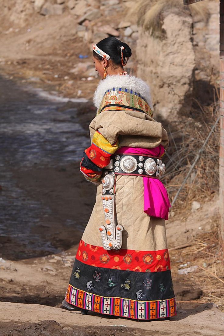 tibet amdo Tibetan Dress Woman, Tibetan Traditional Dress, Tibetan Clothes Traditional Dresses, Tibet Woman, Tibet Traditional Clothes, French Style Outfits, Minimalist Fashion Outfits, Asian History, History Fashion