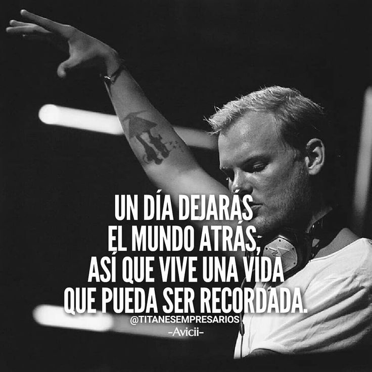 a black and white photo with a quote from the singer in spanish that says, un dia dearas el mundo atras as