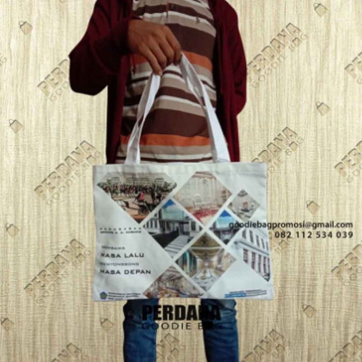 Tas kain kanvas printing di pilih dan di pesan dengan model jinjing landscape berukuran kurang lebih 30x40 cm. Bagian panjang tali di buat dan di sesuaikan dengan ukuran dari tas sehingga nyaman di gunakan. #taskanvas #taskanvasmurah #taskanvasprinting Goodie Bags, Reusable Tote, Burlap Bag, Burlap, Custom Print, Reusable Tote Bags, Tote Bag, Color