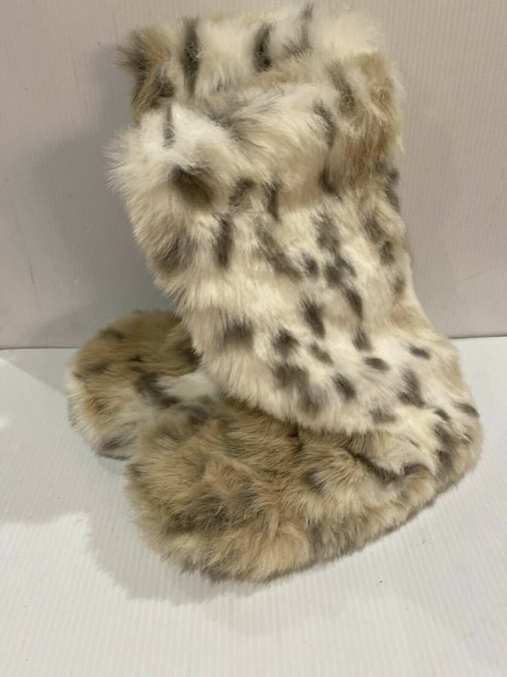 Pre-owned Pottery Barn PB Teen girls faux fur Snow Leopard Slipper Boots Booties. Super soft and cozy. Size: medium 5-6 Keep your feet comfy, stylish and warm all winter with these boot-style furry slippers. Our superior-quality faux fur is woven from the finest materials to beautifully emulate the inherent softness of genuine fur. Please feel free to ask any questions and happy bidding! Smoke free home. Thanks for looking and please check out all my other listings!! Snooki Halloween, Fur Pants, Snow Tiger, Y2k Boots, Leopard Slippers, Pb Teen, Leopard Boots, Platform Shoes Heels, Fur Bag