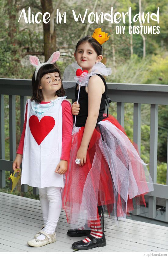 It's Book Week - that week that sends dread into many a non-crafty-parent's heart, and joy for the rest of us. Our school celebrates every s... Diy Alice In Wonderland Costume, Easy Disney Costumes, Costume Ideas Diy, Diy Alice In Wonderland, Alice In Wonderland Costumes, Halloween Alice In Wonderland, Alice In Wonderland Outfit, Card Costume, Alice In Wonderland Diy