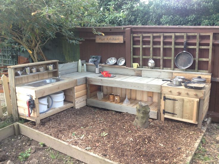 an outdoor kitchen made out of wooden pallets