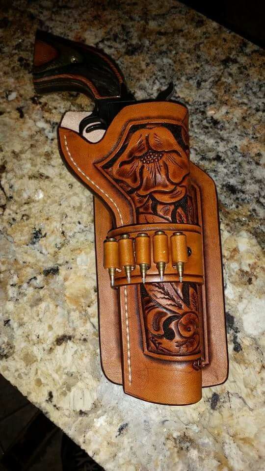 Gun holster #gunholster Holster Making, Diy Wood Projects For Men, Leather Holster Pattern, Leather Quiver, Cowboy Gear, Belt Holster, Leather Craft Tools, Diy Camping, Leather Dye