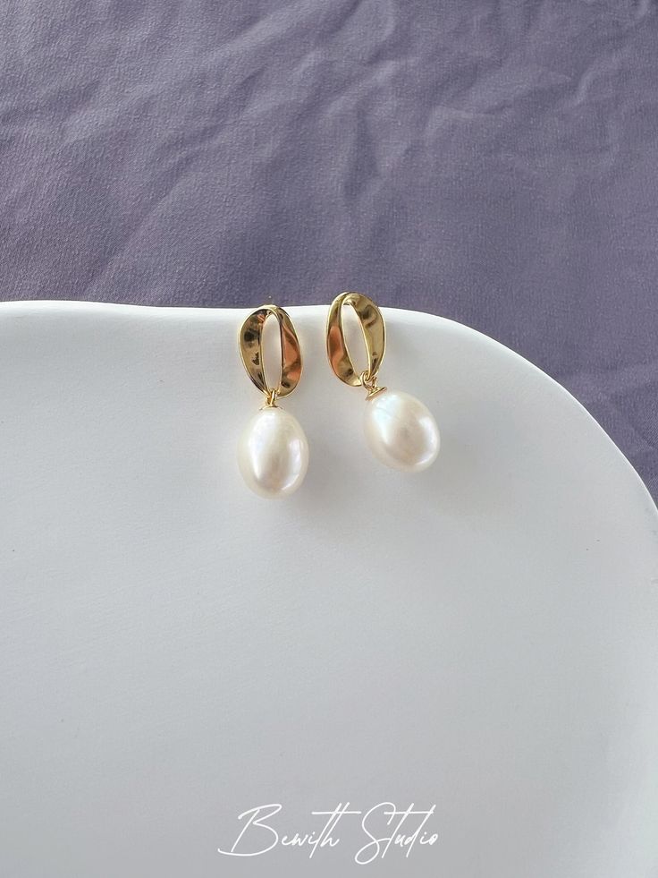 These earrings are made with gold vermeil paired with high quality freshwater pearls. Their timeless elegance and versatility make them an ideal selection suitable for both everyday attire and formal events.  P E A R L ∙ E A R R I N G  Product details: ✨Total Length : about 2.3 cm ✨Pearl size:  9-10mm  ✨Color: natural untreated, metallic white  ✨Material: Thick 18k Plated in Solid S925 sterling silver, suitable for sensitive skin.  It is nickel free, hypoallergenic, tarnish resistant O T H E R ∙ Gold Drop Earrings With Pearl Chain, Gold Minimalist Drop Pearl Earrings, Gold Plated Teardrop Pearl Earrings For Anniversary, Gold Teardrop Earrings With Pearl Charm, Anniversary Teardrop Gold Plated Pearl Earrings, Gold Pearl Teardrop Earrings With Pearl Drop, Classic Gold Pearl Teardrop Earrings, White Drop Earrings Gold Plated, Everyday Pearl Drop Earrings In Pear Shape