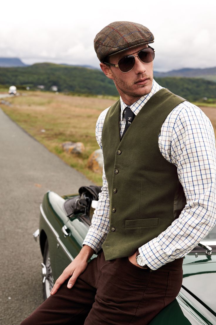 Wear this olive waistcoat with a variety of clothing. Hipster Mens Fashion, Vest Fashion, Mens Winter Fashion, Gentleman Style, Suit Fashion, Mode Vintage, Mens Vest, Fashion Styles, British Style