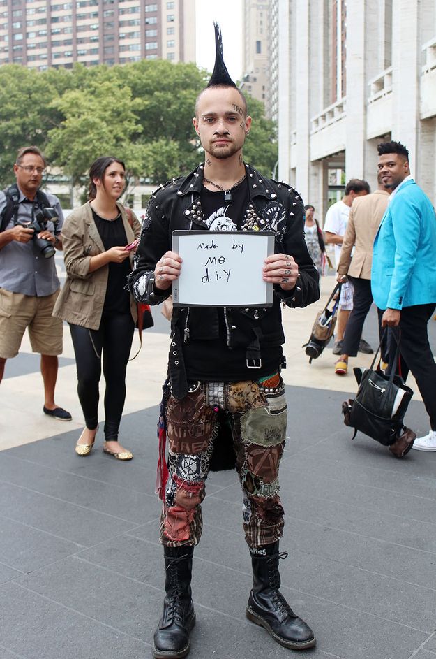 Quanto custa seu look? A resposta dos fashionistas na semana de moda de Nova York Punk Guys, Punk Culture, Punks Not Dead, Crust Punk, Outfit Essentials, Punk Pins, Punk Clothing, Punk Inspiration, Punk Rocker