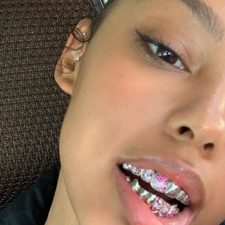 Jasmine Daniels on Instagram: “CamopinkDiamomds” Pink Grillz, Girls With Grills, Girl Grillz, Masc Energy, Teeth Gems, Grillz Teeth, Diamond Grillz, Diamond Teeth, Grills Teeth