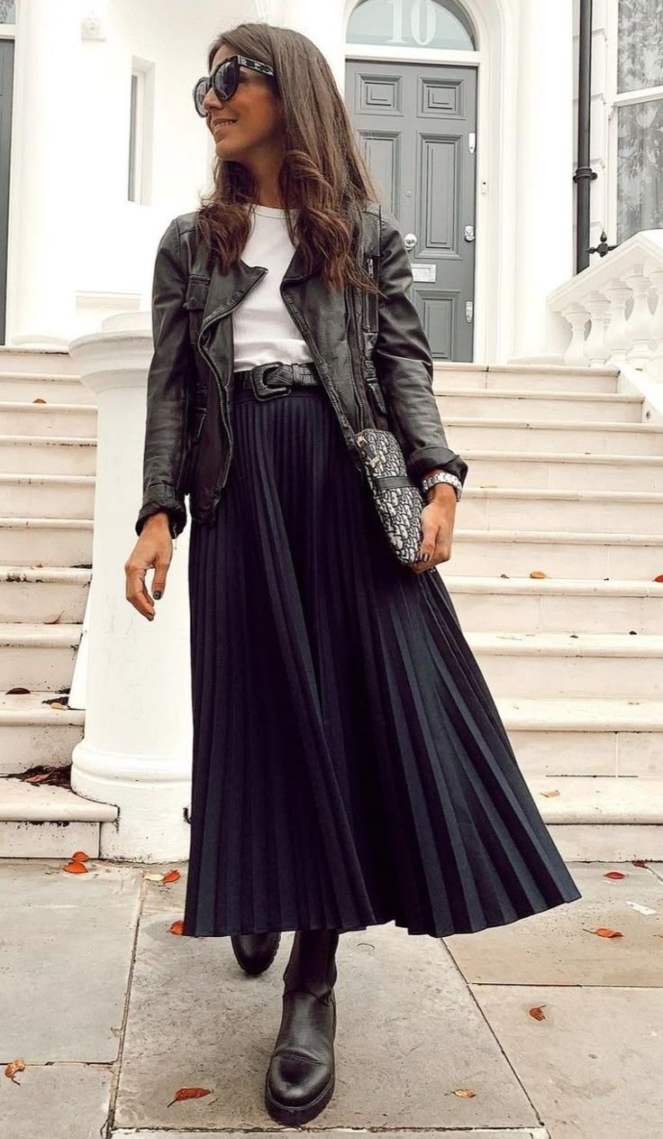 Pin de Claudia Rodrigues em Pleated skirt | Looks coturno, Looks, Saias