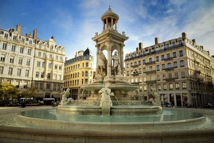 a fountain in the middle of a city square