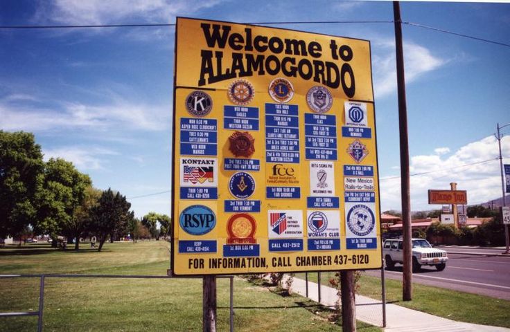 there is a sign that says welcome to alamwood