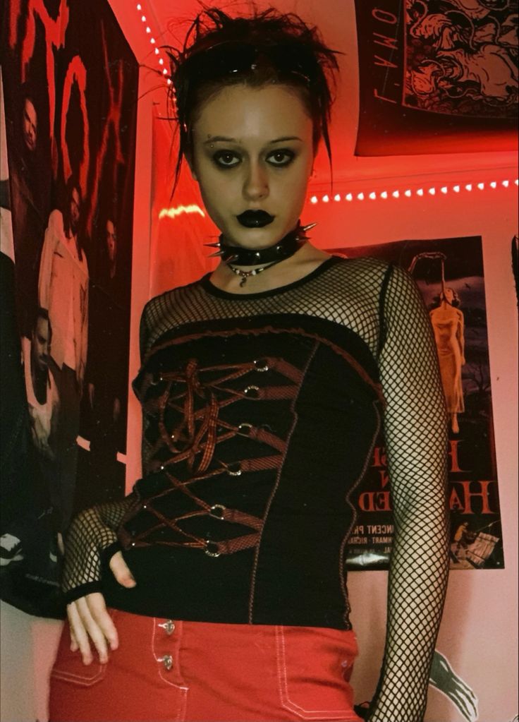 90s mall goth 90s Mall Goth Hairstyles, Mall Goth 90s Outfits, 90s Mall Goth Outfit, Mall Goth Nails, Mall Goth Wallpaper, Mall Goth Dress, Mall Goth 90s, Mallgoth Outfits, Mall Goth 2000s