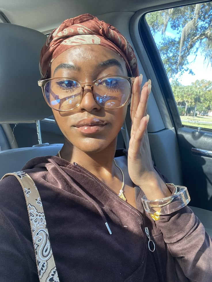 Glasses Frames For Women Brown Skin, Glasses Frames Black Women, Glasses Aesthetic Girl, Glasses Frames For Black Women, Clear Glasses On Black Women, Black Women Glasses, Brown Glasses On Black Women, Black Women With Glasses, Glasses Black Women