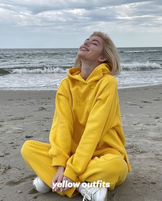 Model Aesthetic Photoshoot, Yellow Outfit Aesthetic, Retro Outfits Aesthetic, Yellow Aesthetic Pastel, Jogging Outfit, Aesthetic Yellow, Yellow Clothes, Aesthetic Photoshoot, Outfits Retro