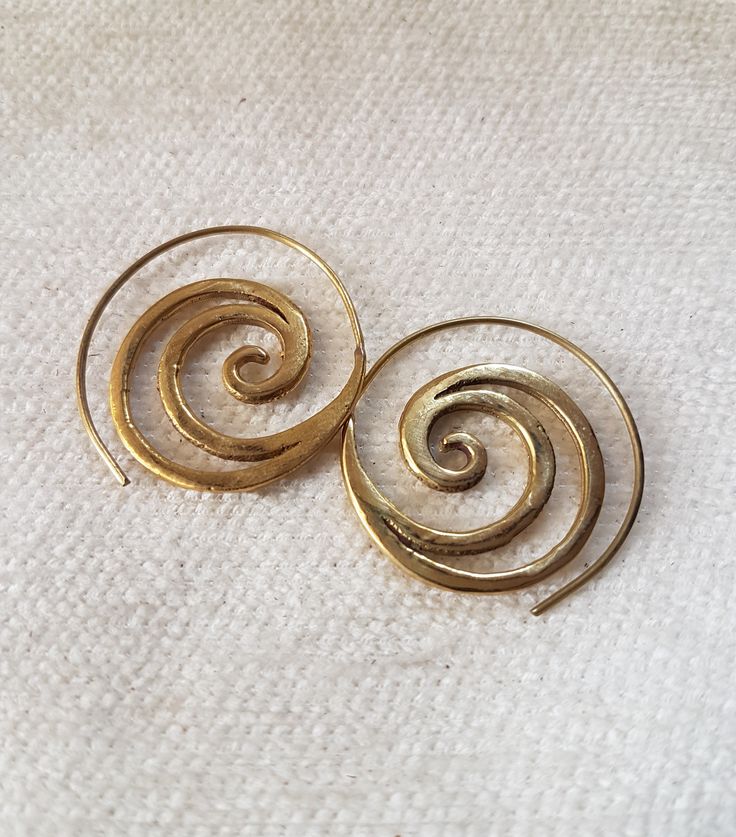 Bohemian small spiral brass hoops earrings with tribal design.Boho minimal earrings dainty very easy to wear all day long.Tribal ethnic earrings ideas for gift for wife.Ethnic jewelry. SIZE: 25 mm x 25 mm. YOU CAN FIND SOME SIMILAR MODELS IN: https://www.etsy.com/es/listing/287910751/pendientes-boho-argolla-tribal-pendiente?ref=shop_home_active_9&frs=1 https://www.etsy.com/es/listing/628779757/pendientes-boho-pendientes-plata?ref=shop_home_active_3 https://www.etsy.com/es/listing/287907989/p Gold Dangle Jewelry For Summer, Bohemian Bronze Single Earring, Bronze Wire Wrapped Drop Earrings, Gold Bohemian Wrap Earrings, Wire Wrapped Metal Jewelry For Festival, Wire Wrapped Metal Jewelry For Festivals, Festival Metal Jewelry Wire Wrapped, Elegant Handmade Adjustable Wrap Earrings, Festival Wire Wrapped Metal Jewelry