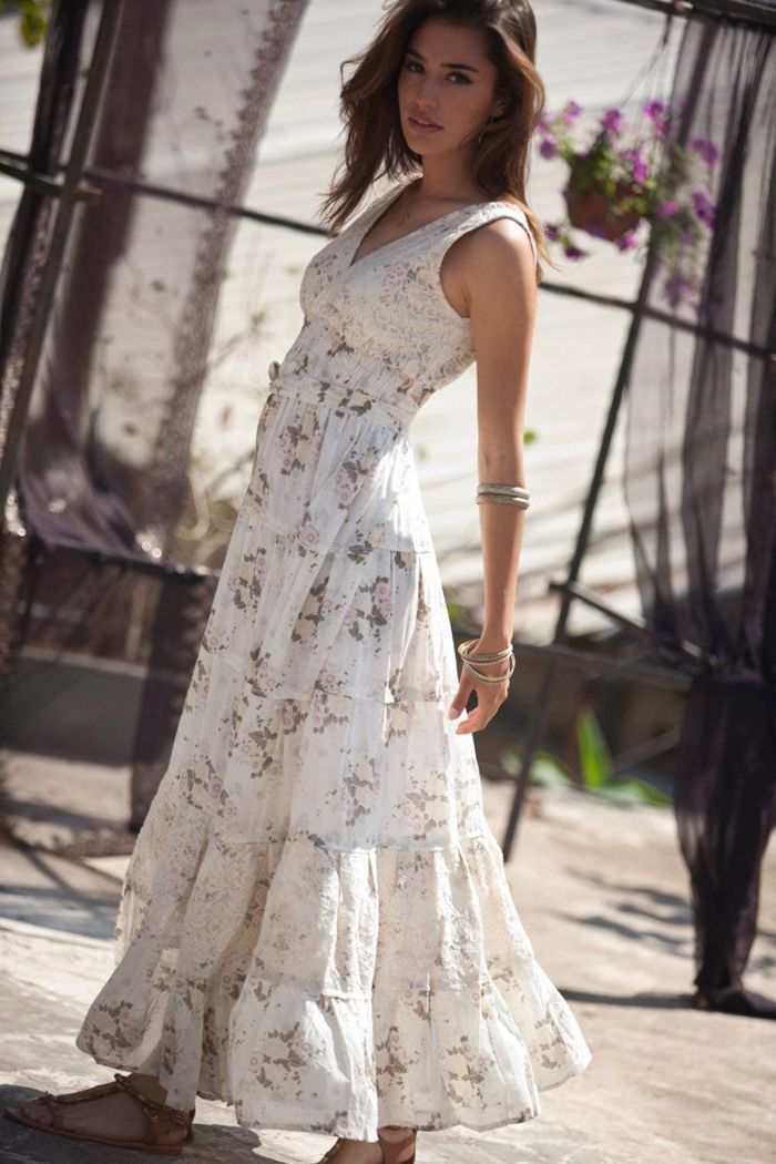 bracelet métal décolleté en v robe longue fluide blanche motifs floraux robe boho chic été vêtements femme sandales plates marron Summer Dress Boho, Carrie Dress, Cream Maxi Dress, Cotton Maxi Dress, Lace Dress Long, Maxi Robes, Hippie Dresses, Bride Clothes, Cotton Maxi