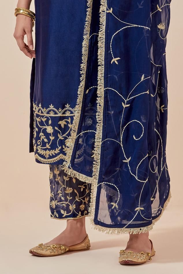 Blue kurta set featuring a floral embroidered hem and V-neckline. Paired with embroidered hem pant and a fringed tissue organza dupatta., Fit: Relaxed V Neck Kurta, Blue Kurta, Embroidered Hem, Kurta Set For Women, Blue Floral Pattern, How To Hem Pants, Organza Dupatta, Women Kurta, Straight Kurta