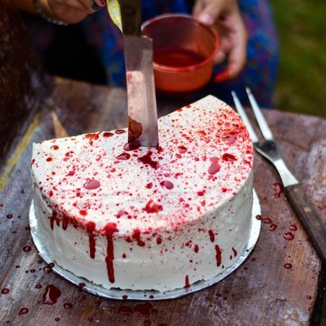 This blood splattered cake will make for a perfect center piece for your Halloween party, and will have everyone’s taste buds quivering! Mystery Party Food, Splatter Cake, Mystery Dinner Party, Halloween Party Dinner, Mystery Dinner, Blood Splatter, Halloween Baking, Halloween Dinner, Halloween Food For Party