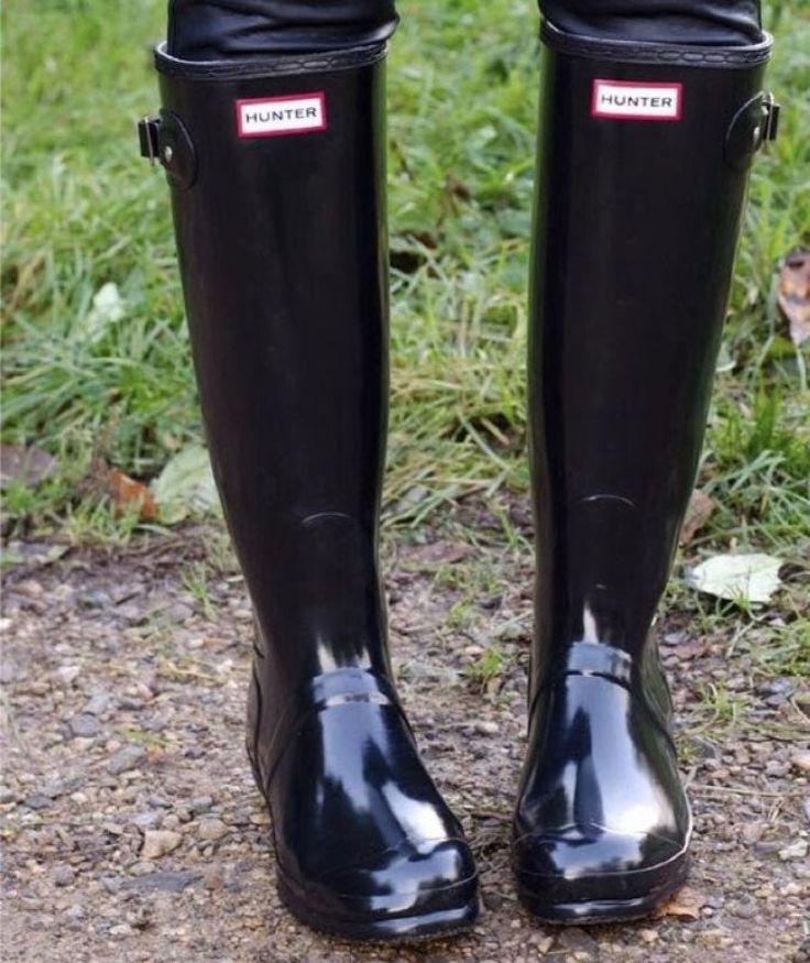 Tall jet black glossy hunter boots , has a few white scuffs but other then that nothing wrong with them , buckles all work great . Gorgeous on . Just don’t get loved like I thought they would . Hunters run big and these are a size 7 So they would fit a true 7.5 perfect :)