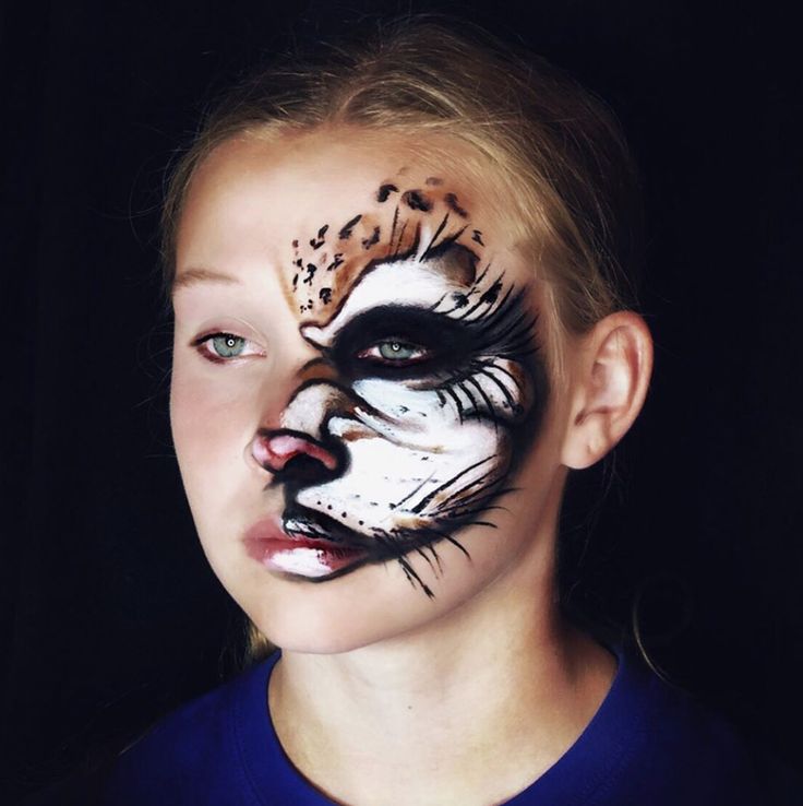 Two Faced - Amazing Animals Makeup Looks You Can Rock This Halloween - Livingly Black Cat Game, Animal Makeup Looks, Animal Costume Ideas, Animals Makeup, Cat For Halloween, Beautiful Halloween Makeup, White Face Paint, Animal Makeup, Halloween Circus