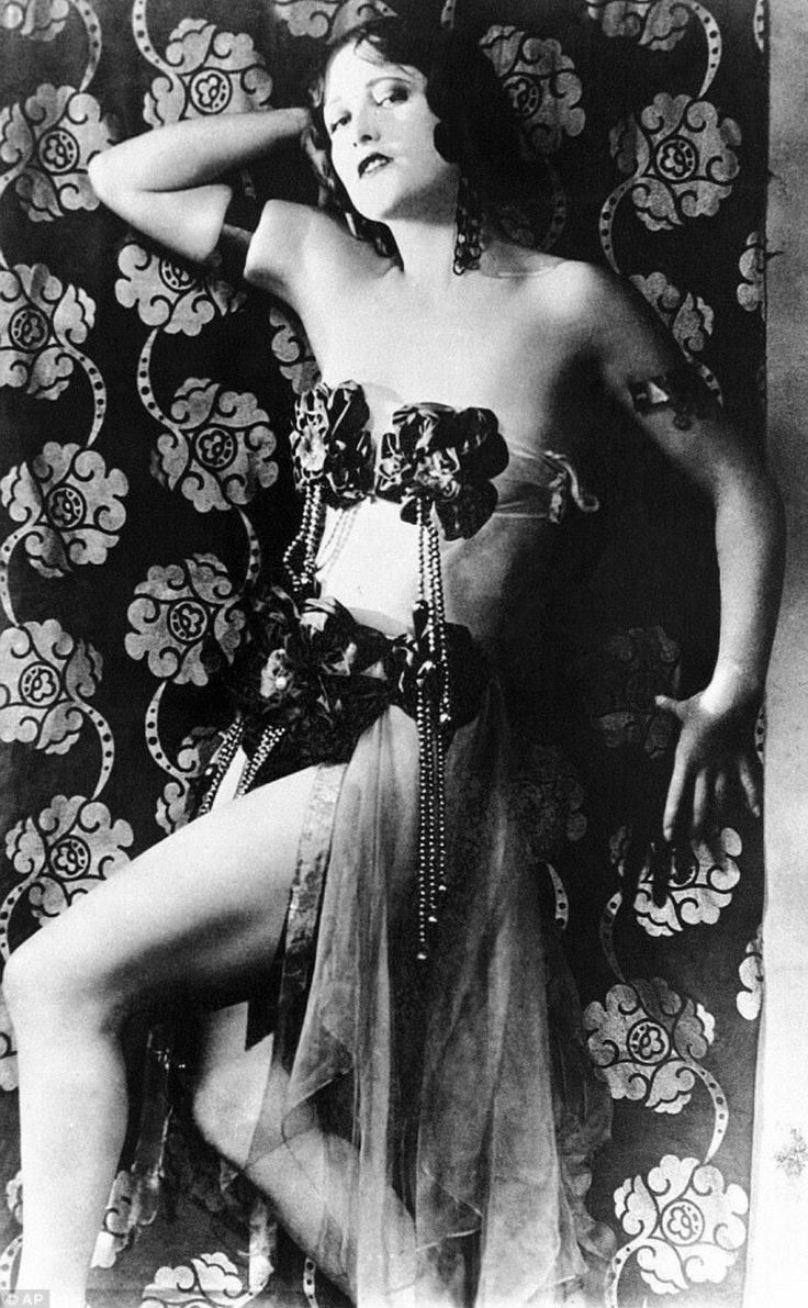 Joan Crawford photographed by Roth Harriet Louise, 1926. Adrienne Ames, Stars D'hollywood, George Hurrell, Hollywood Vintage, Vintage Burlesque, Pin Up Vintage, Photographie Portrait Inspiration, Classic Actresses, Actrices Hollywood