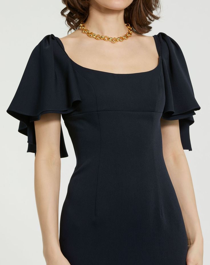 Idéale pour les invités de mariage, notre robe ajustée en crêpe à manches courtes à volants respire l'élégance et le charme. Conçue pour le confort et le style, cette robe présente une silhouette élégante et de ravissantes manches à volants, ce qui en fait une tenue de travail idéale pour les événements en soirée ou les occasions spéciales.



 Mac Duggal

 Tissu crêpe (100% polyester)

 Corps entièrement doublé

 Encolure carrée

 Manches courtes à volants

 Fente d'aération au dos

 Fermeture Cocktail Dress With Square Neck And Pleated Sleeves, Party Midi Dress With Square Neck And Ruffle Hem, Evening Midi Dress With Ruffles And Square Neck, Elegant Square Neck Dress With Ruffles, Elegant Midi Dress With Pleated Sleeves, Short Sleeve Fitted Ruffle Dress For Evening, Elegant Party Dresses With Butterfly Sleeves, Formal Fitted Mini Dress With Ruffle Hem, Fitted Short Sleeve Ruffle Dress For Evening