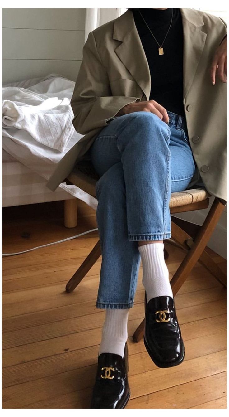 Fall Winter Outfits Casual Chic, Outfit With White Socks, Outfits With Loafer Heels, Chanel Loafers Women, White Socks And Loafers Outfit, White Socks With Loafers, Loafer Socks Women, Dress Shoes With Socks Women, Socks In Loafers