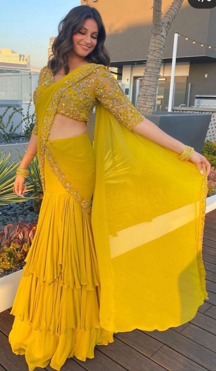 Sharara Saree Designs, Yellow Saree Styling Ideas, Haldi Dress Outfits, Bridal Heavy Blouse Designs, Haldi Sharara Outfits, Unique Haldi Outfits For Bride Sister, Latest Haldi Outfits For Sister, Sharara Saree Style, Yellow Saree For Haldi Bride