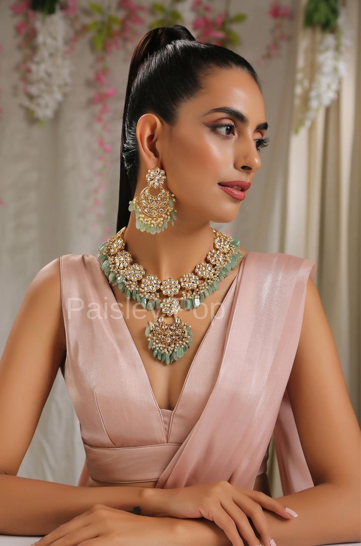 The Kundan necklace set with fluorite stones is a beautiful piece of bridal jewelry designed and handcrafted by Indian artisans with traditional Indian Jewelry making techniques The lustrous beauty of the antique Kundan gold-plated necklace set let you imagine the future that instills a sense of nostalgia and likely takes you down to old memories. India-inspired Kundan necklace set is an epode to the rich culture of India with its drooling little pearls above the fluorite stones that bring toget Bridal Necklace Indian, Indian Bridal Necklace, Old World Aesthetic, Culture Of India, India Inspired, Jewelry Kundan, Traditional Indian Jewellery, Kundan Necklace Set, Fluorite Stone