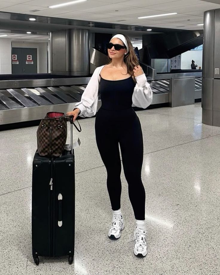 Comfy Cute Airport Outfit, Trendy Airport Outfits, Airport Outfit Comfy, Comfortable Airport Outfit, Airport Outfit Winter, Cute Airport Outfit, Matching Loungewear Set, Traveling Outfits, Airport Outfit Ideas