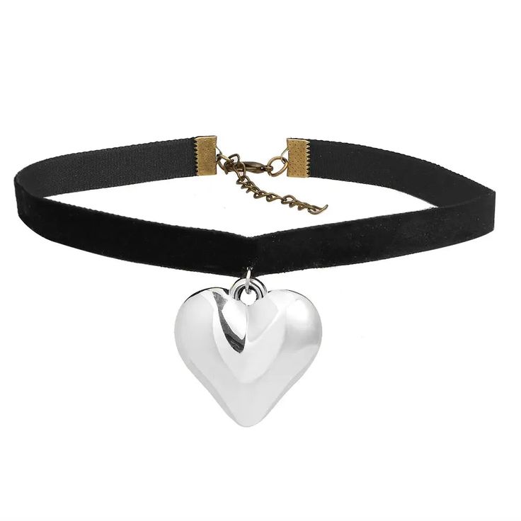 Express your unique style with our DIY Heart Choker. Create the perfect accessory with adjustable chains for women. Affordable women's jewellery and ccessories at Vestes Novas Metal Hair Accessories, Jewelry Goth, Pendant Choker Necklace, Pendant Choker, Heart Choker, Women Diy, Hair Hoops, Metallic Hair, Big Heart