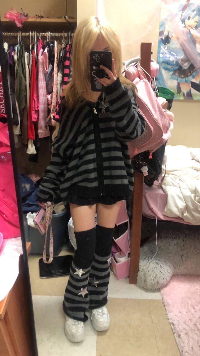 Emo Skirts Outfit, Emo Black Outfits, Emo Athletic Outfits, Emo Outfit With Skirt, Cute Emo Style, Cute Emo Outfit Ideas, Scene Clothes Aesthetic, Pretty Emo Outfits, Emo Girly Outfits