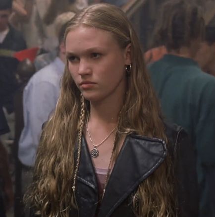 Kat Stratford Aesthetic, Kat Stratford, Julia Stiles, 10 Things I Hate About You, It Girls, Literally Me, Me Core, My Aesthetic, Hair Inspo